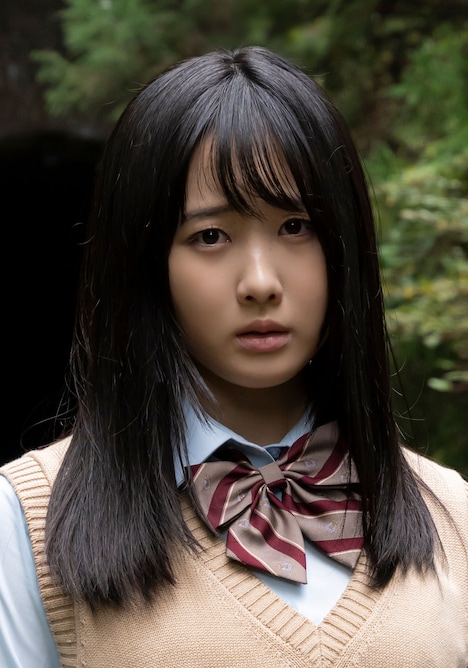 女子高生・宮崎明日香を演じる本田望結。
