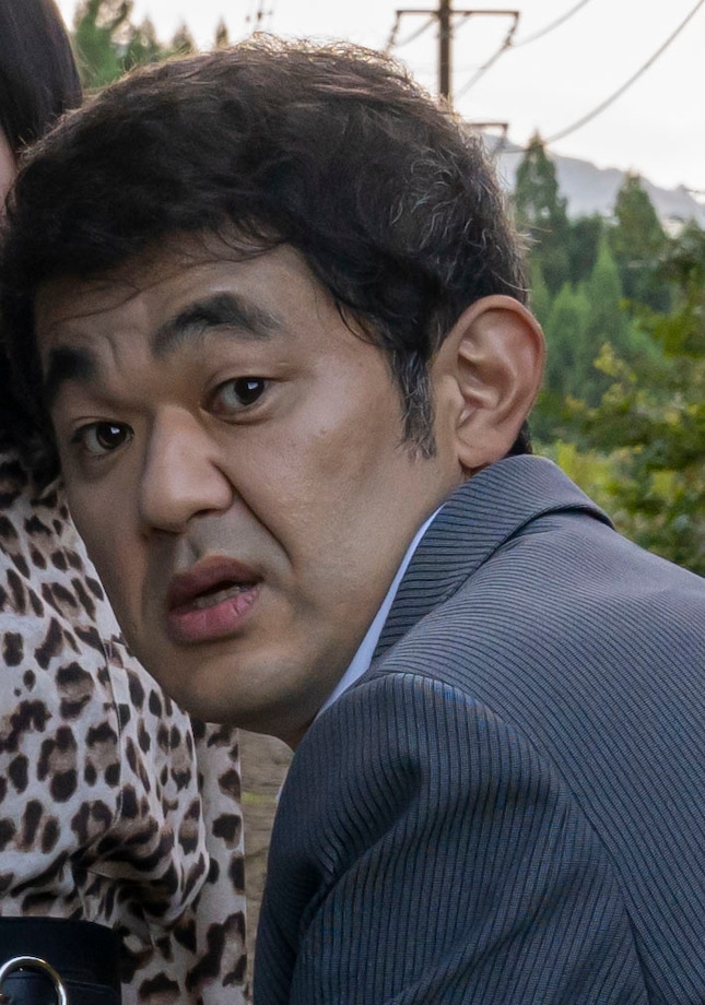 サラリーマン・花村貴史を演じる芹澤興人。