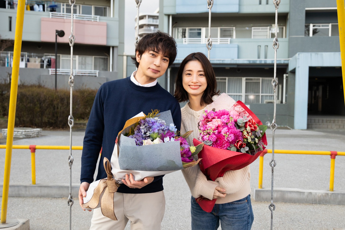 左から松本潤、上戸彩。