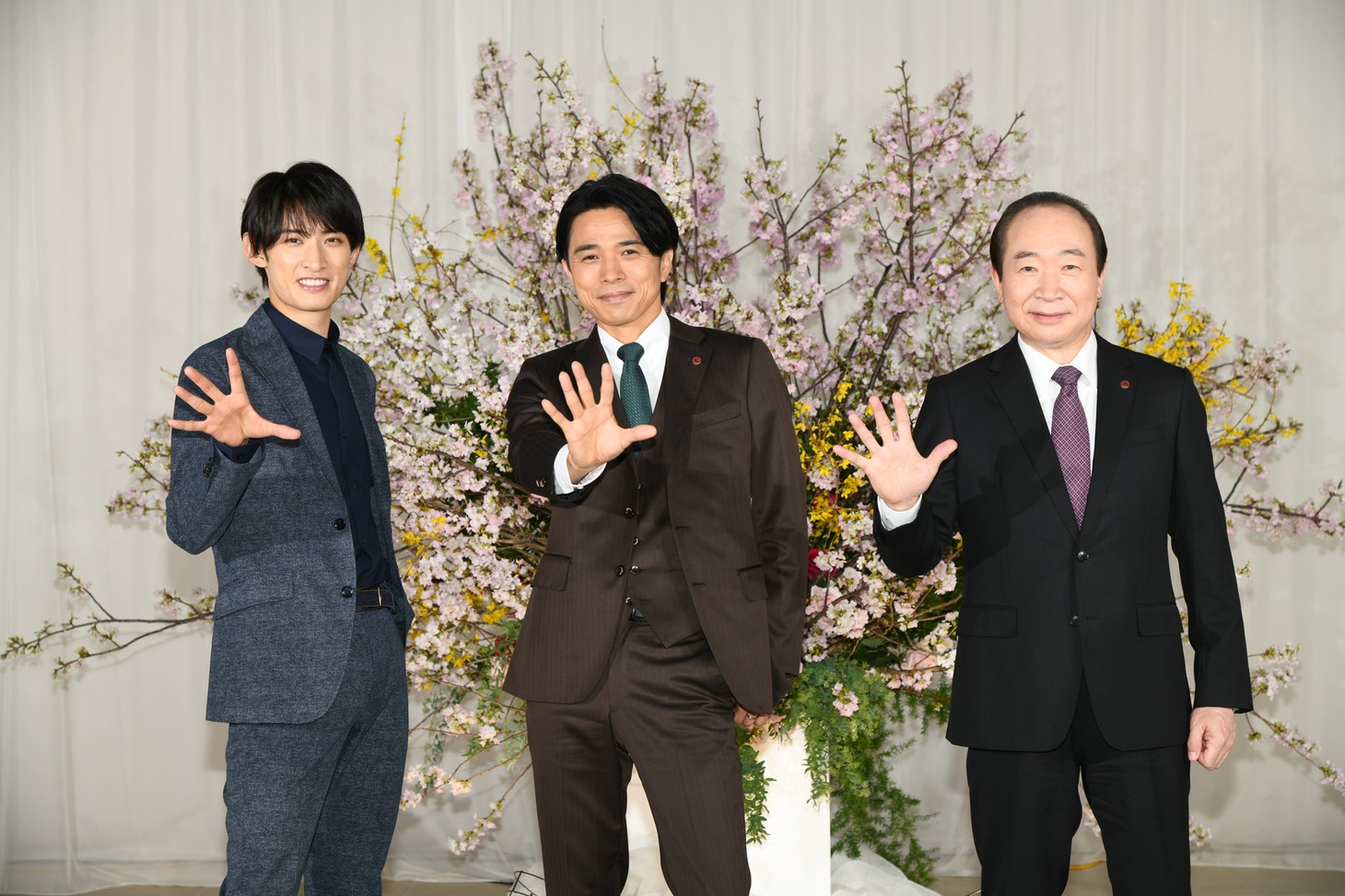 「特捜9 season5」にちなんで、“5”のポーズをする向井康二（左）、井ノ原快彦（中央）、中村梅雀（右）。