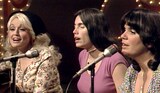 「リンダ・ロンシュタット サウンド・オブ・マイ・ヴォイス」より。左からドリー・パートン、エミルー・ハリス、リンダ・ロンシュタット。