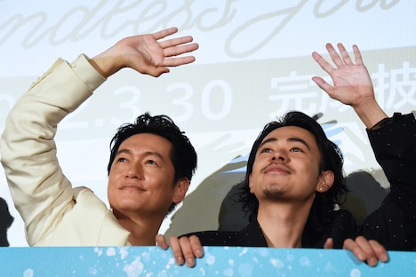 左から井浦新、成田凌。