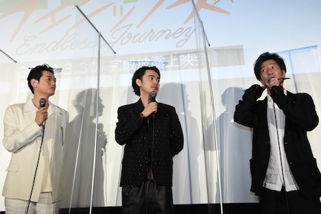 左から井浦新、成田凌、津田寛治。