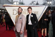 左からジュード・ロウ、エディ・レッドメイン。