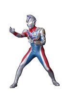 ウルトラマンデッカー フラッシュタイプ。変身時のかけ声は「輝け！ フラッシュ！」、決め技は両手をクロスして放つ「セルジェンド光線」。