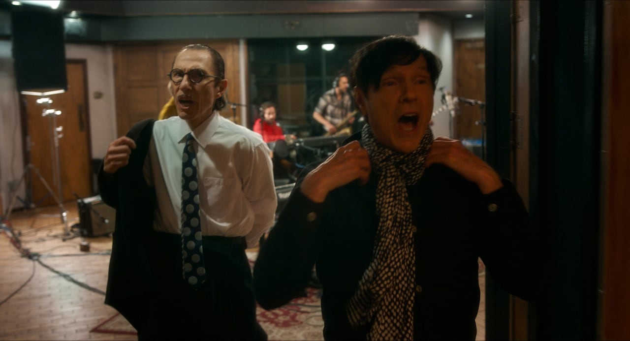 レオス・カラックスの合図でスパークスが歌い出す「アネット」冒頭映像