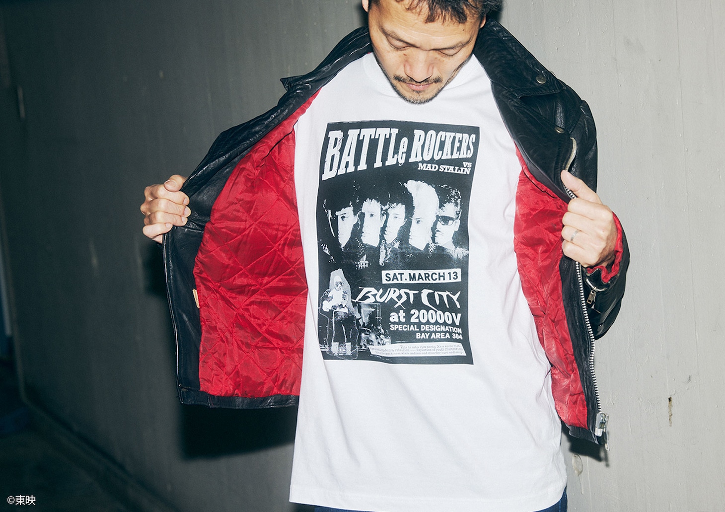 爆裂都市 BURST CITY Tシャツ BATTLe ROCKERS Ver.の着用イメージ。（税込3850円）