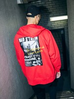 「爆裂都市 BURST CITY」ジップアップパーカー（MAD STALIN Ver.）の着用イメージ。