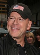 ラジー賞、俳優業引退を発表したブルース・ウィリスの受賞を取り消し