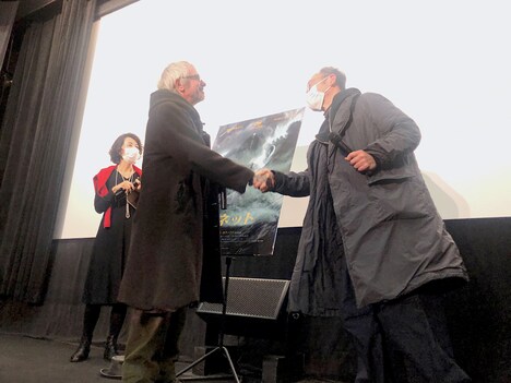 握手するレオス・カラックス（左）と古舘寛治（右）。