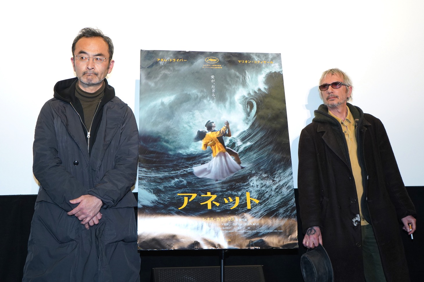 「アネット」初日舞台挨拶の様子。左から古舘寛治、レオス・カラックス。