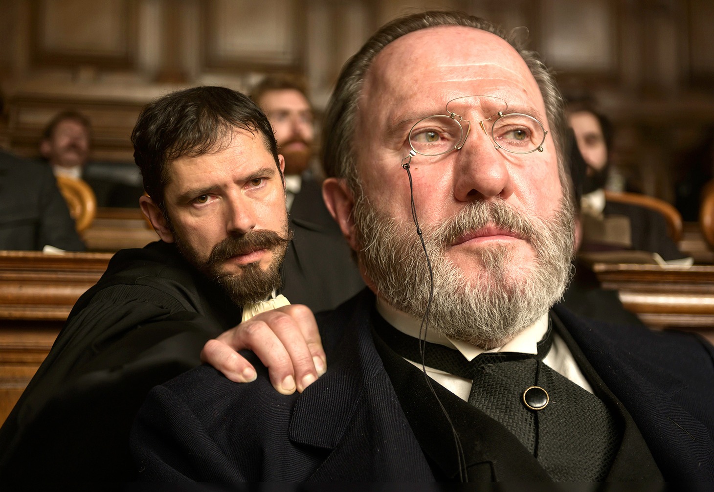 「オフィサー・アンド・スパイ」より、アンドレ・マルコン演じるエミール・ゾラ（右）。(c)Guy Ferrandis-Tous droits réservés
