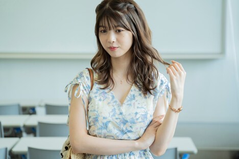 「恋は光」より、馬場ふみか演じる宿木。