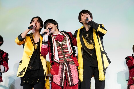 「東西ジャニーズJr. ぼくらのサバイバルウォーズ」実演付き初日舞台挨拶の様子。