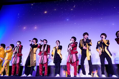 「東西ジャニーズJr. ぼくらのサバイバルウォーズ」実演付き初日舞台挨拶の様子。