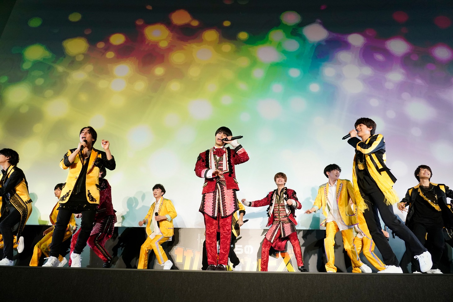 「東西ジャニーズJr. ぼくらのサバイバルウォーズ」実演付き初日舞台挨拶の様子。