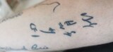マーク・カズンズの腕に入れられた、田中絹代のサインを模したタトゥー。