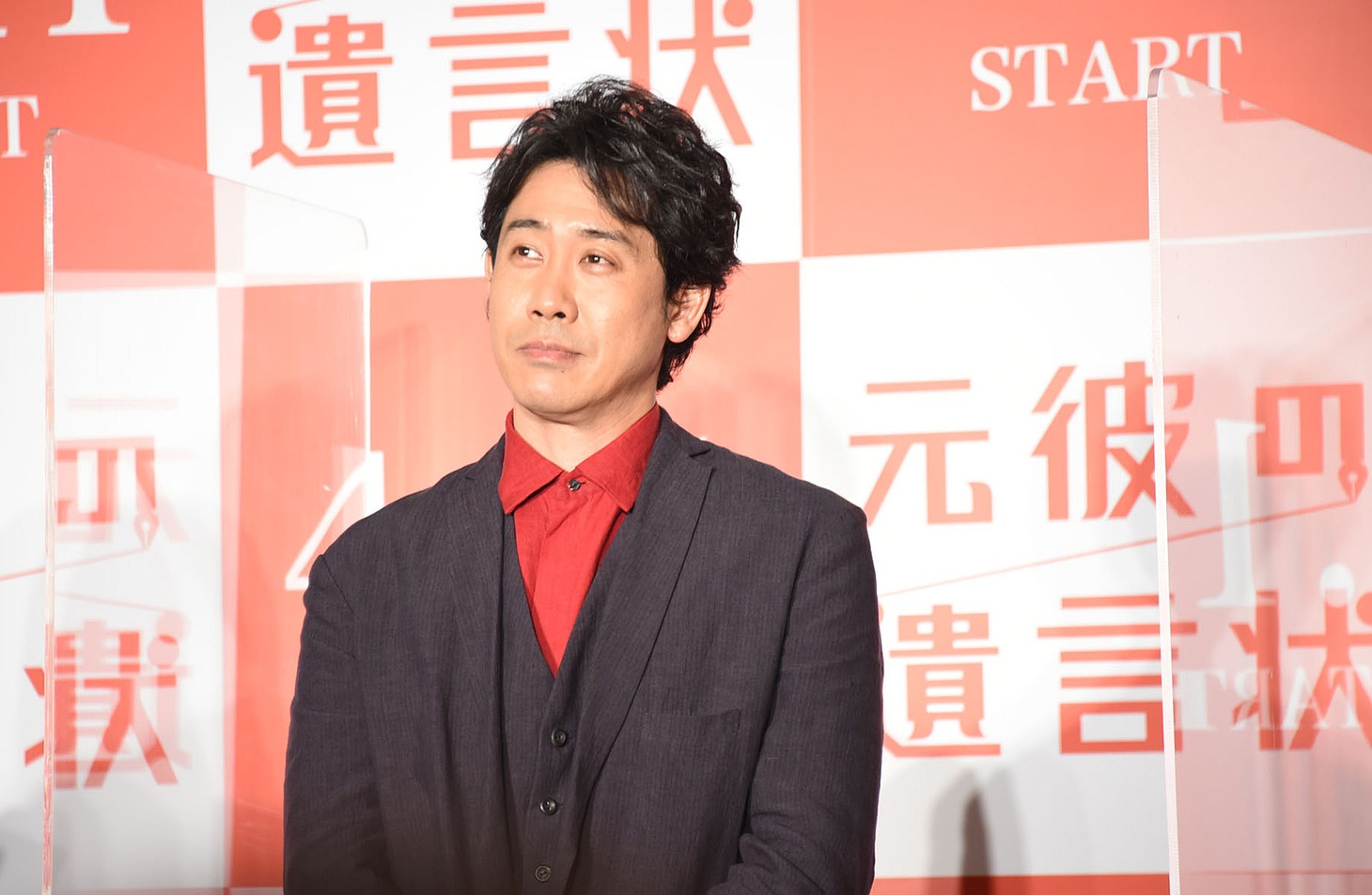 司会者が読み上げる役柄の説明に、納得いかない様子の大泉洋。