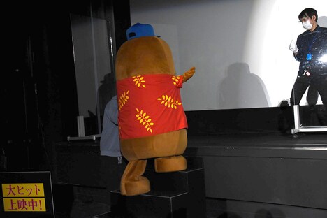 階段を上る小戸川。