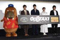 「映画 オッドタクシー イン・ザ・ウッズ」公開記念舞台挨拶にて、左から小戸川、古川慎、花江夏樹、飯田里穂、木下麦。