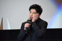 「人と違うかもしれないと思うことは？」という質問への答えを考える田中圭。