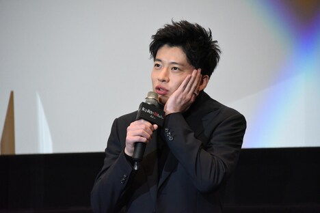 「人と違うかもしれないと思うことは?」という質問への答えを考える田中圭。