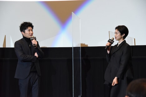 左から田中圭、河合優実。