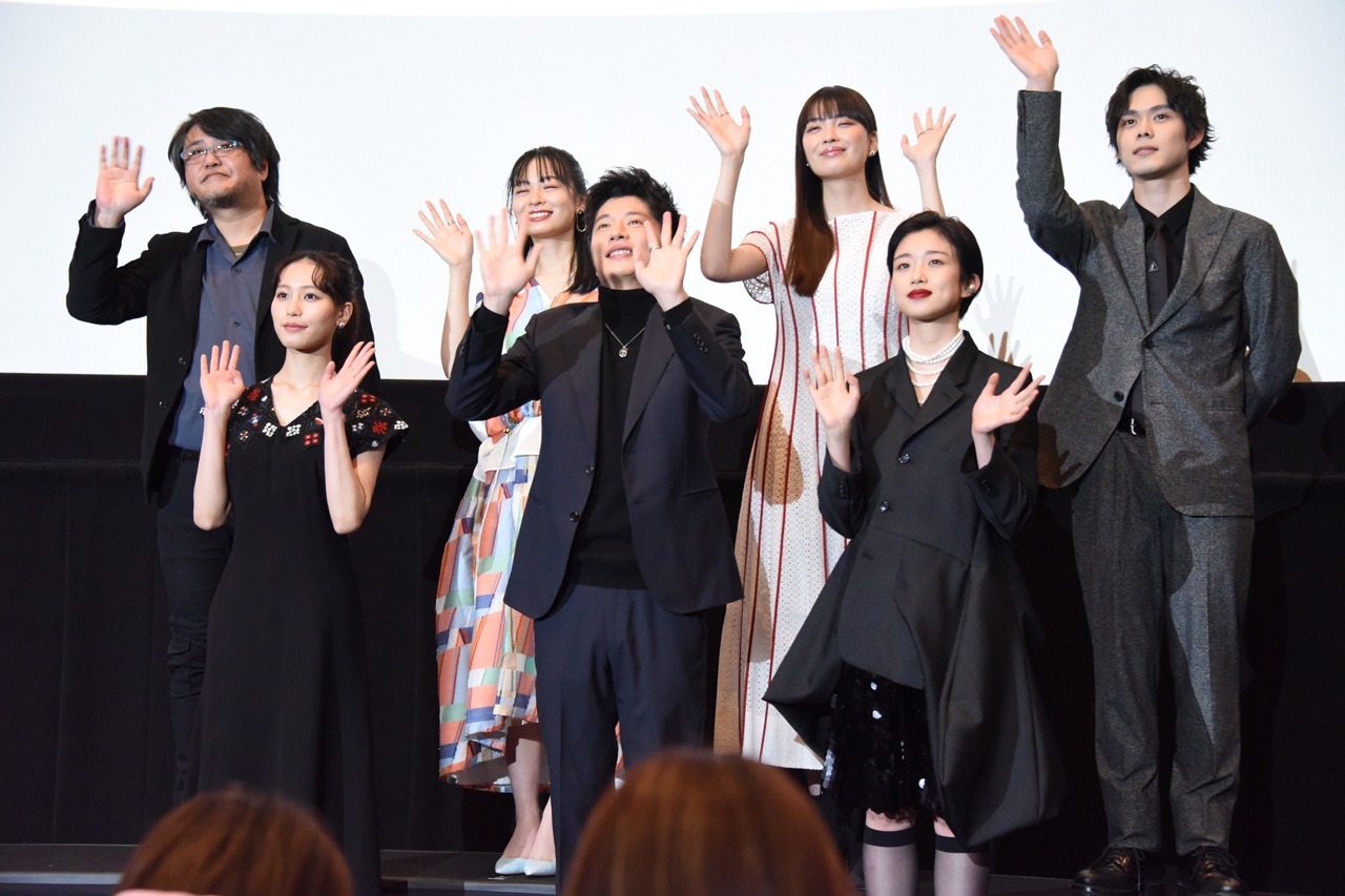 「女子高生に殺されたい」公開記念舞台挨拶の様子。