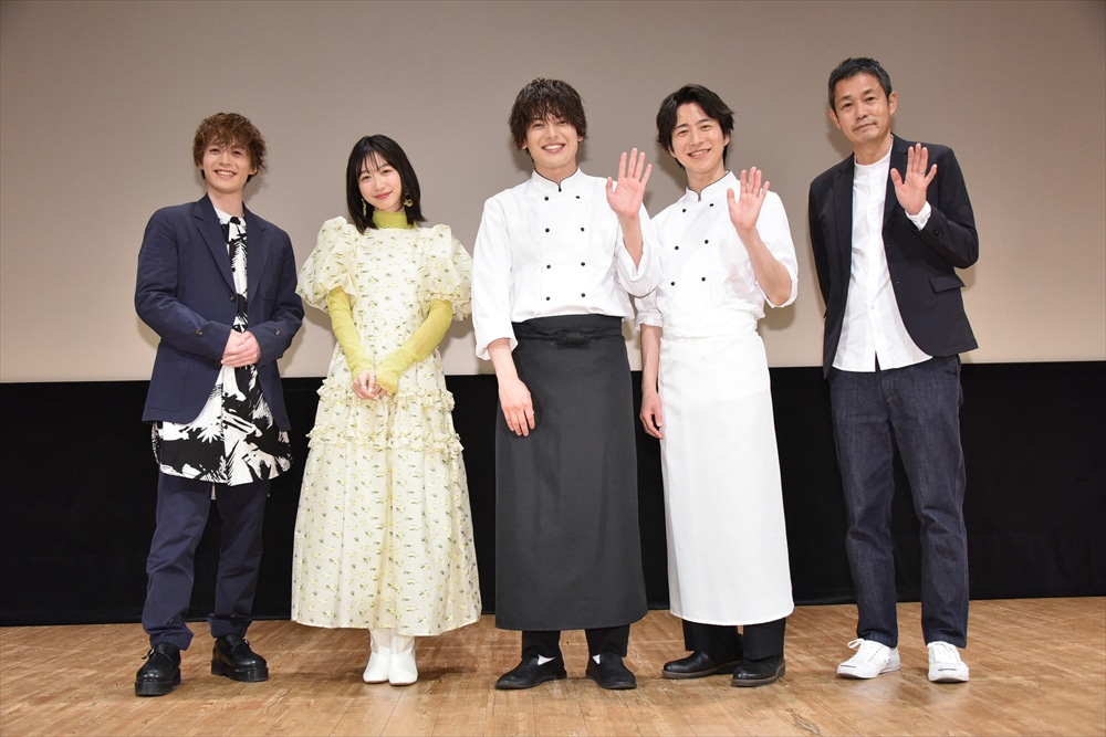 映画「パティシエさんとお嬢さん」完成披露イベントの様子。左から横田龍儀、岡本夏美、崎山つばさ、村井良大、古厩智之。
