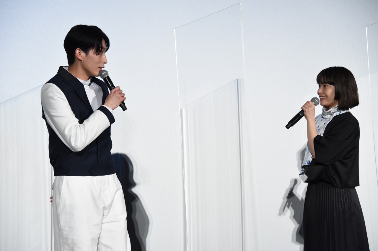 左から杉野遥亮、岸井ゆきの。