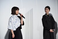 左から岸井ゆきの、浜辺美波。