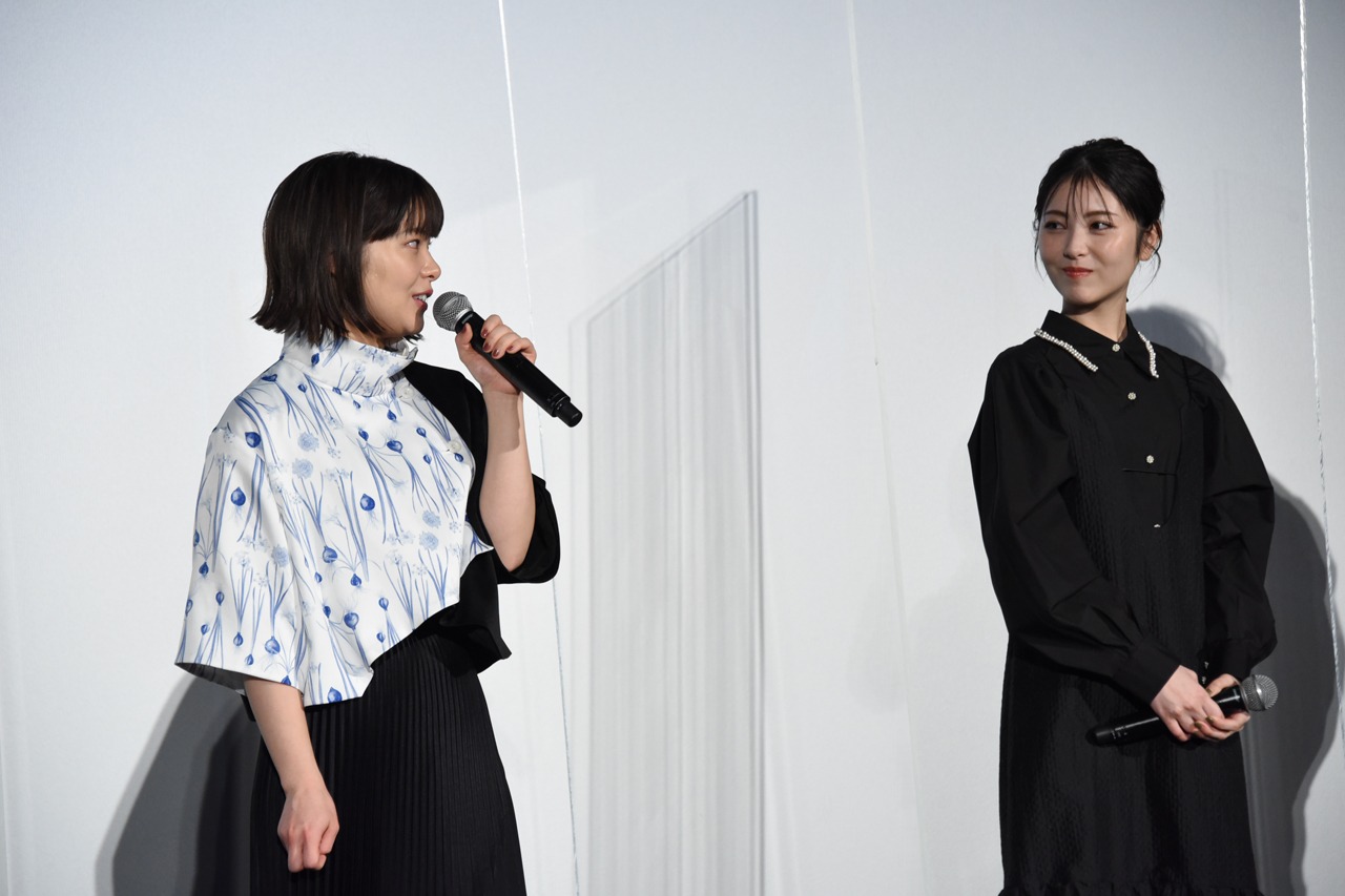 左から岸井ゆきの、浜辺美波。