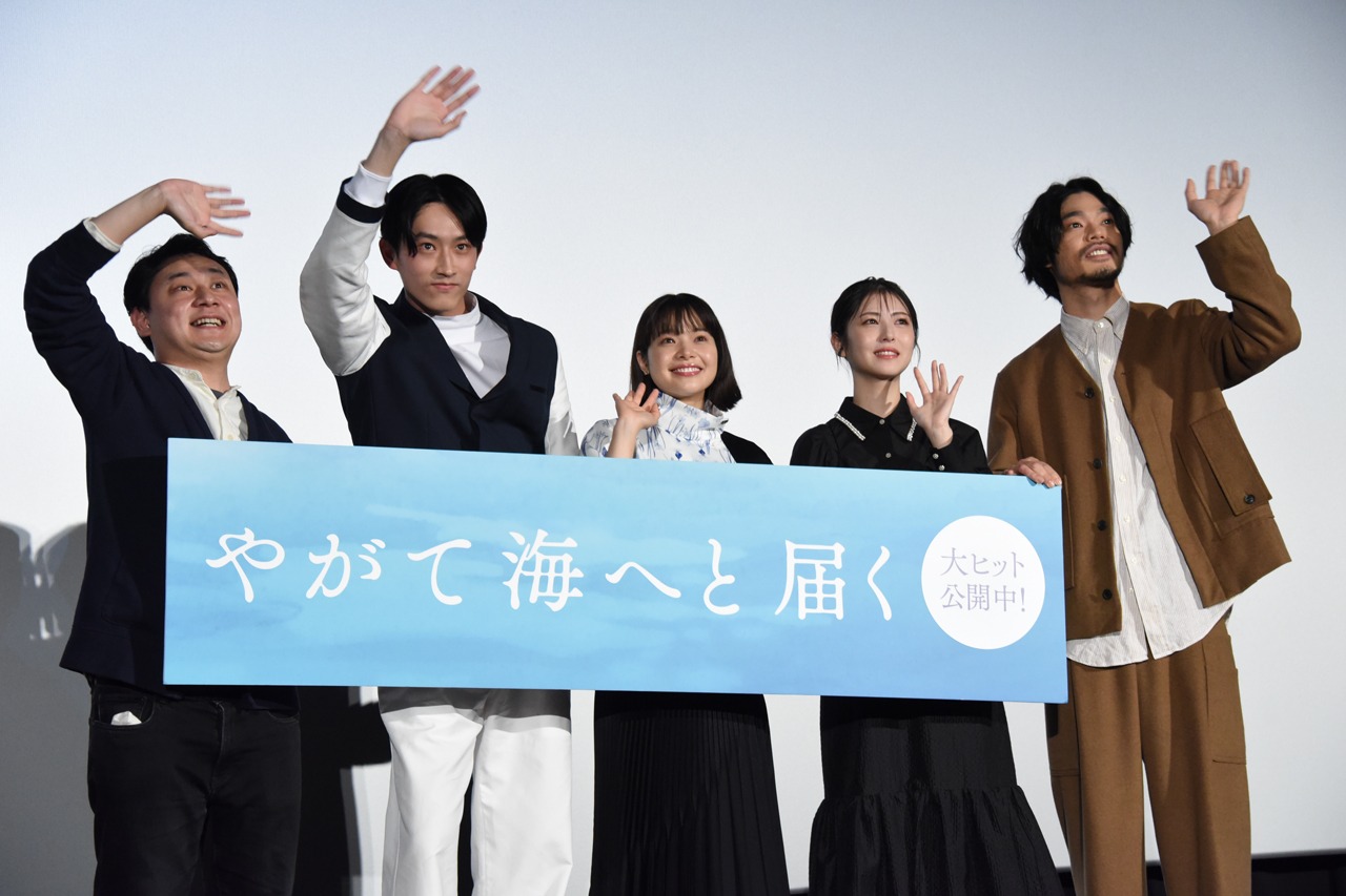 「やがて海へと届く」公開記念舞台挨拶の様子。左から中川龍太郎、杉野遥亮、岸井ゆきの、浜辺美波、中崎敏。