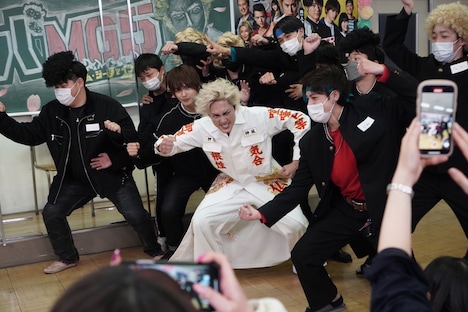 「ナンバMG5」生配信イベントの様子。高校生と動画を撮っている間宮祥太朗（中央）。