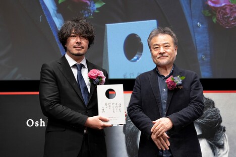 左から藤元明緒、黒沢清。