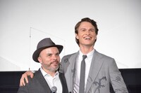 サプライズゲストの登場を待つJ・T・ロジャース（左）とアンセル・エルゴート（右）。