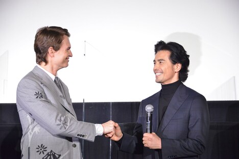 左からアンセル・エルゴート、伊藤英明。