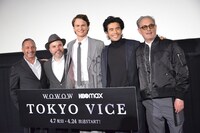 「TOKYO VICE」完成披露試写会の様子。左からアラン・プール、J・T・ロジャース、アンセル・エルゴート、伊藤英明、ジョン・レッシャー。