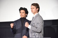 左から伊藤英明、アンセル・エルゴート。