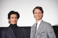 左から伊藤英明、アンセル・エルゴート。