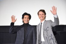 左から伊藤英明、アンセル・エルゴート。
