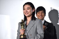 オスカー像を手に満面の笑みの三浦透子。