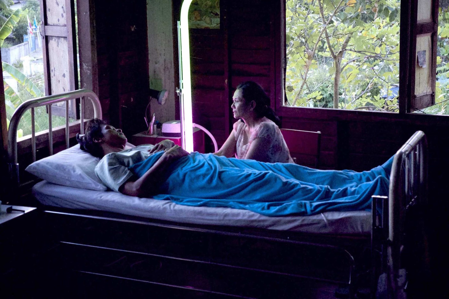 「光りの墓」 (c)Kick The Machine Films / Illuminations Films (Past Lives) / Anna Sanders Films / Geißendörfer Film-und Fernsehproduktion /Match Factory Productions / Astro Shaw (2015)