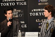 左から伊藤英明、アンセル・エルゴート。