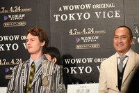 左からアンセル・エルゴート、渡辺謙。