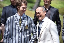 左からアンセル・エルゴート、渡辺謙。