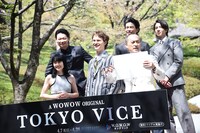 フォトセッションを率先して仕切る渡辺謙（前列右）。