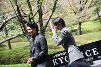 談笑する伊藤英明（左）、山下智久（右）。