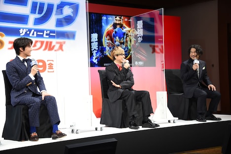 左から中川大志、山寺宏一、中村正人。