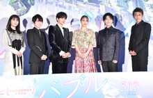左から千本木彩花、梶裕貴、志尊淳、広瀬アリス、畠中祐、荒木哲郎。